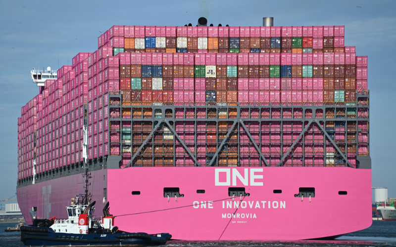 Hàng ngàn container được xếp chồng lên nhau thành nhiều tầng trên boong siêu tàu vận tải biển ONE Innovation.