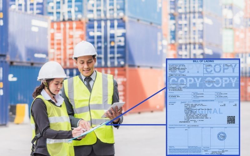 Nhân viên xuất nhập khẩu cầm vận đơn đường biển để chứng minh quyền sở hữu và nhận hàng tại cảng đích.