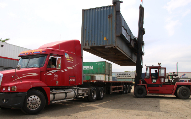 Container waiting for pickup at port because of missing documents when tracking import export shipments