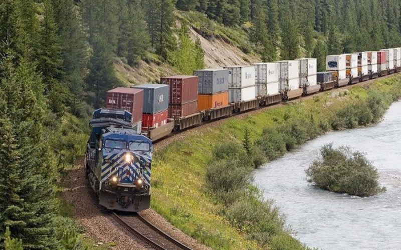 Đoàn tàu hỏa chở hàng hóa là giải pháp vận chuyển ổn định và ít rủi ro