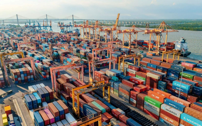 High capacity forwarder service handling container roll over risks and supply chain bottlenecks for import shipments