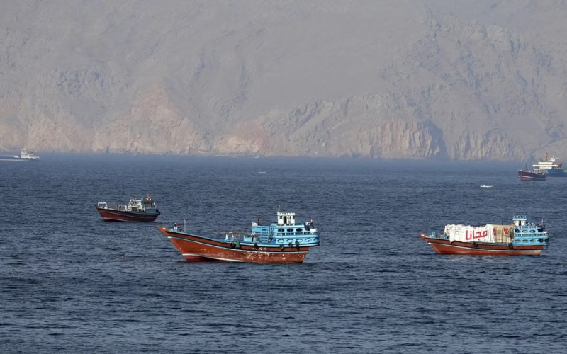 Cảnh eo biển Hormuz mở cửa trở lại với tàu chở dầu đang vận chuyển hàng hóa trên biển