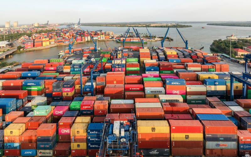 Giá Cước Container Vận Chuyển Đường Biển Đi Ngang