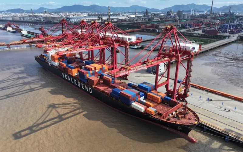 Hàng hóa đóng trong thùng container đi tuyến đường biển Bắc Cực giúp tối ưu chi phí logistics.