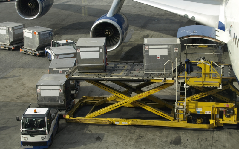 Các kiện hàng linh kiện điện tử và hàng giá trị cao được sắp xếp ngăn nắp trên mâm hàng (ULD) chuẩn bị xuất khẩu bằng đường hàng không.