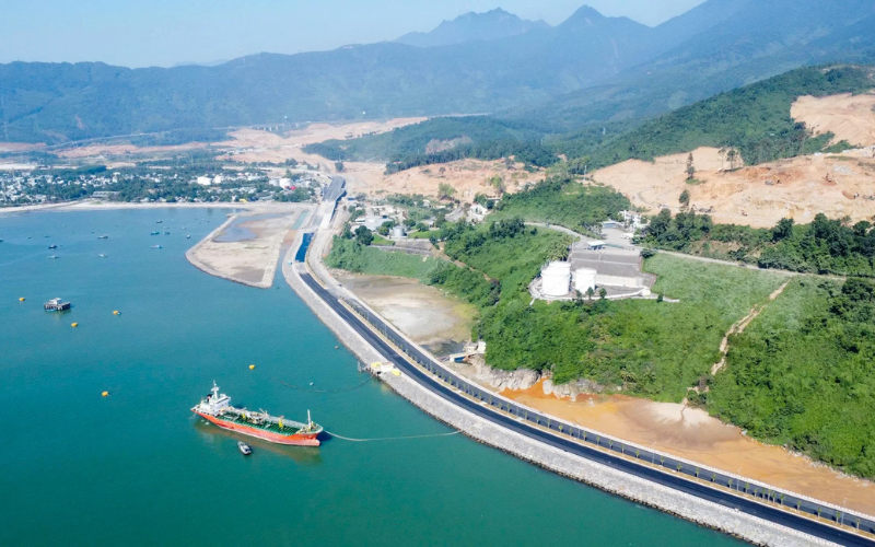 Hoạt Động Bốc Dỡ Hàng Hóa Tại Cảng Thông Minh