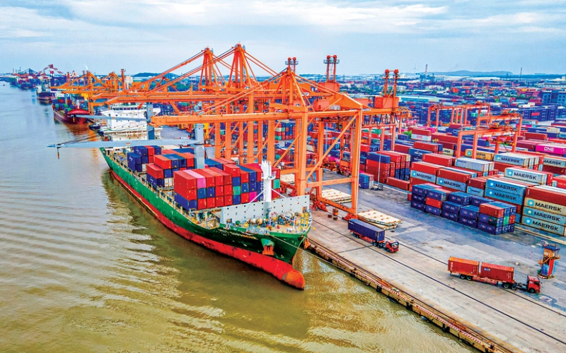 Sự kết nối chặt chẽ giữa kho bãi, xe tải và cảng biển trong mô hình vận chuyển hàng hoá nội địa đa phương thức.