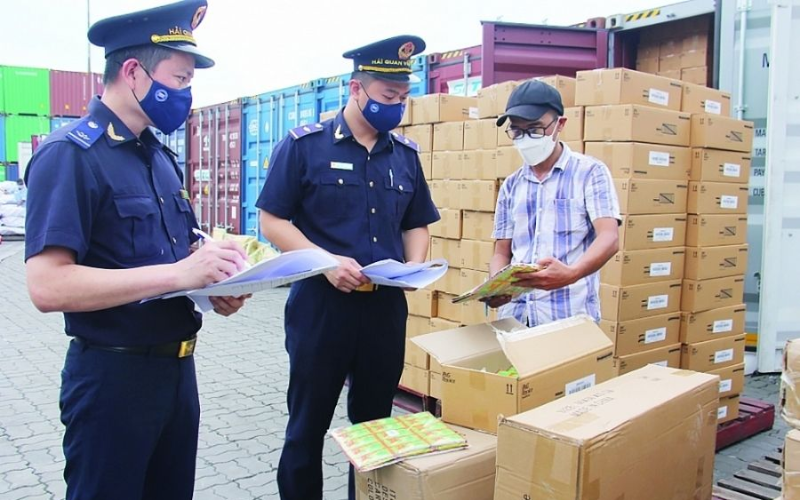 Cán bộ kiểm hóa kiểm tra thực tế hàng hóa container thuộc quy trình phân luồng hải quan luồng đỏ