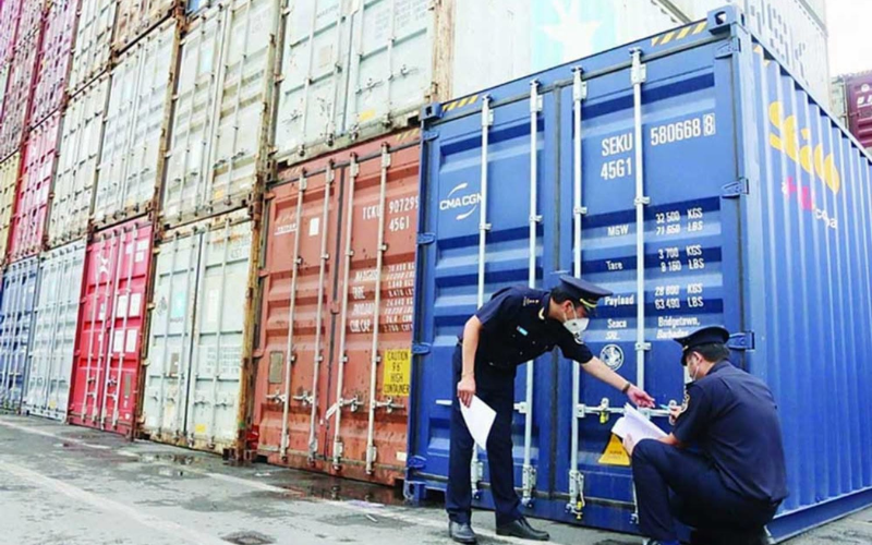 Cán bộ hải quan kiểm hóa thực tế lô hàng luồng đỏ đối với khai báo hải quan hàng nhập khẩu