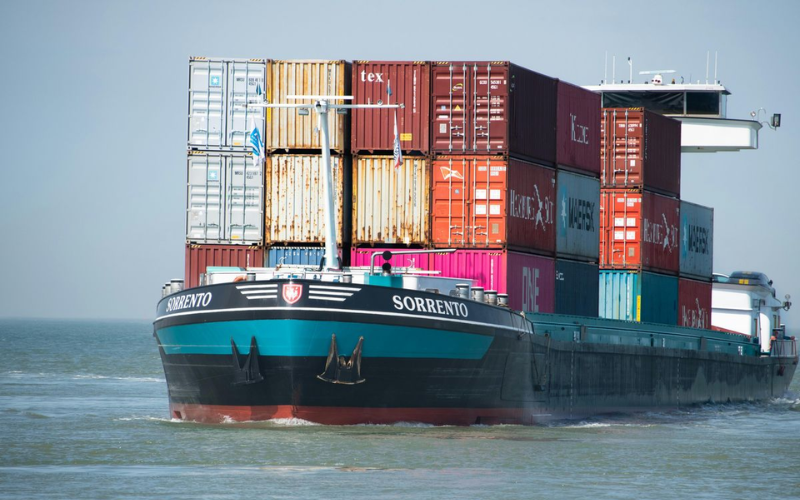 Tàu chở container trên biển phù hợp vận tải đường biển cho hàng khối lượng lớn