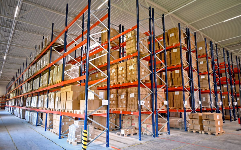 Kệ hàng hóa được sắp xếp khoa học trong kho bãi giúp điều tiết nguồn hàng cho vận chuyển hàng hoá nội địa.