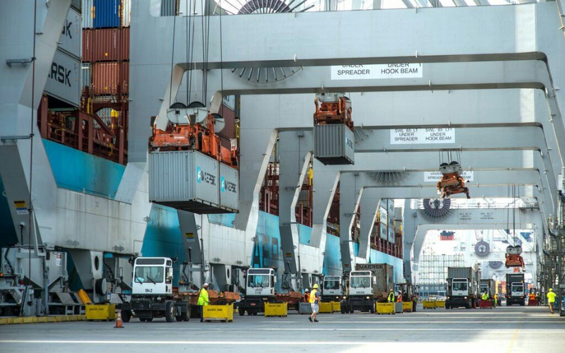 Xe container giao hàng tại bãi cảng để tiếp tục quá trình vận tải đa phương thức kết hợp linh hoạt giữa đường bộ và đường biển.