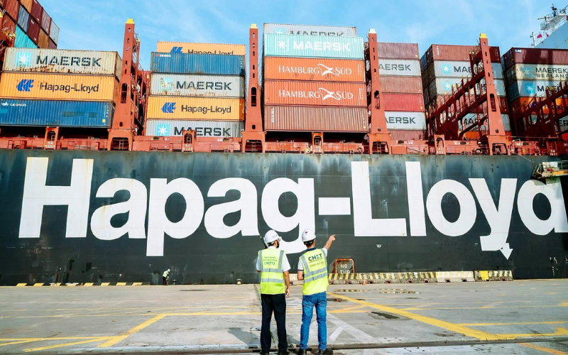 Nhân viên hai cảng CMIT và TCTT phối hợp làm hàng cho tàu Hapag Lloyd tại bến chung CMIT TCTT