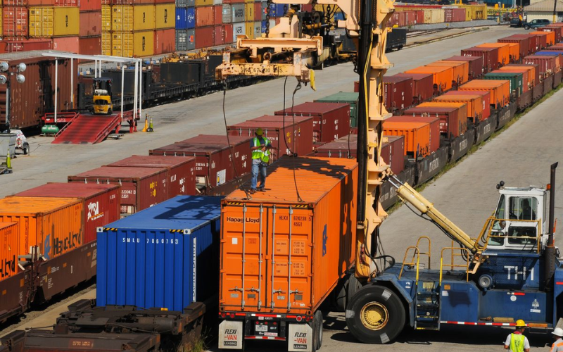 Phí DET là phí giữ vỏ container ngoài cảng áp dụng cho các doanh nghiệp tham gia vận tải container.