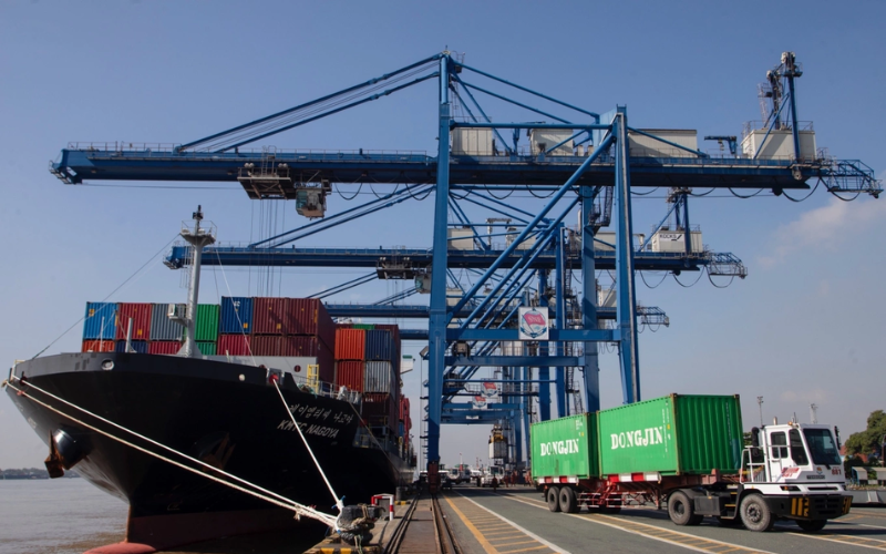 Các loại phí local charges và phụ phí vận tải đường biển tại cảng xếp dỡ.