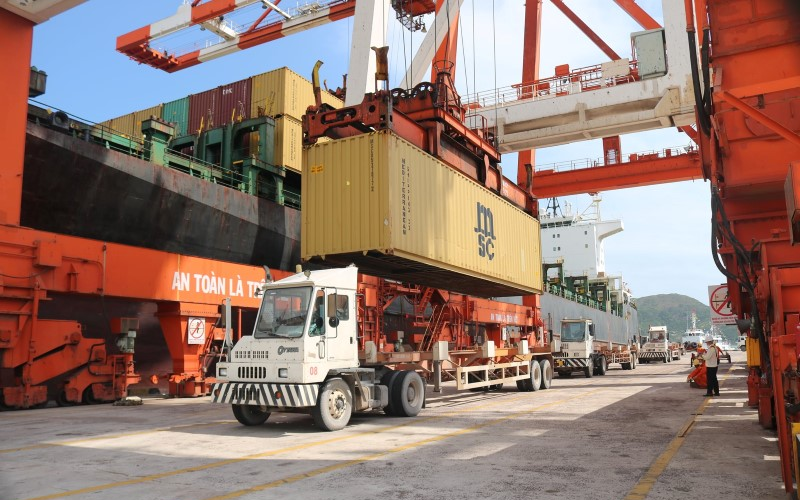 Quy trình chuyển container từ tàu vận tải đường biển sang xe vận chuyển nội địa.
