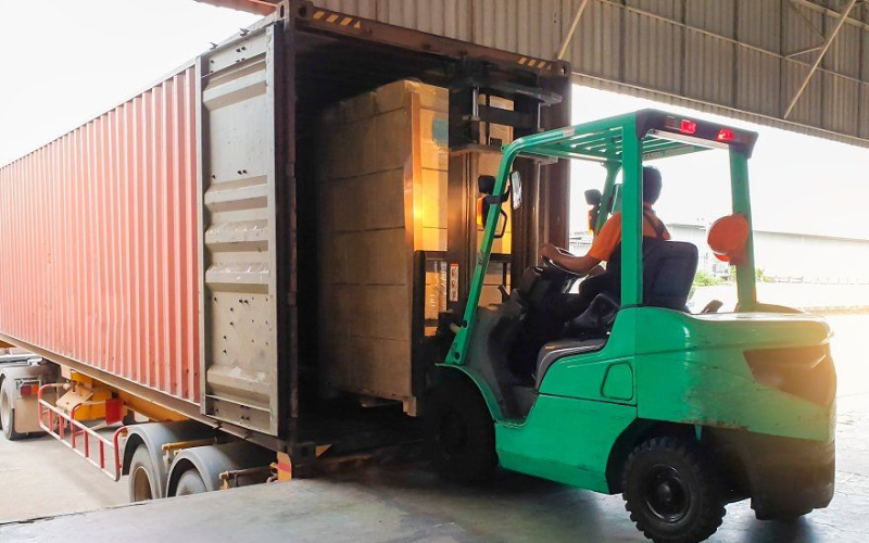 Quy trình gom hàng lẻ và chia chọn hàng hóa tại kho trước khi thực hiện vận chuyển hàng hoá nội địa.