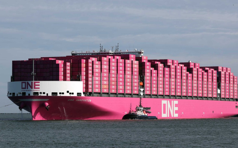 Siêu tàu vận tải biển ONE Innovation khổng lồ đang cập bến cảng container để dỡ hàng hóa.