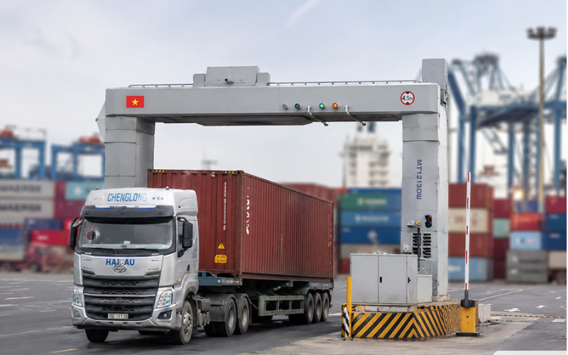 Cargo scanning for goods subject to customs inspection at the port