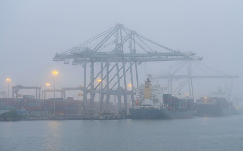 Cảng biển bị sương mù bao phủ gây tắc nghẽn, tàu chậm cập cảng do tầm nhìn hạn chế.