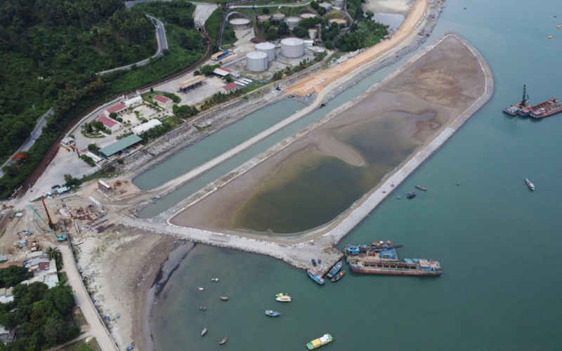 Tàu Container Tải Trọng Lớn Cập Bến Miền Trung