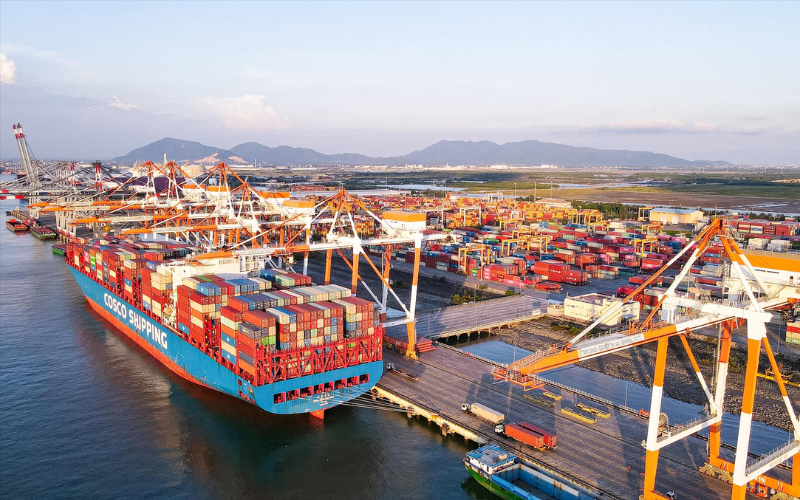 Tàu container chuyên chở khối lượng lớn đang làm hàng tại cảng, giải pháp vận tải biển nội địa giá rẻ.