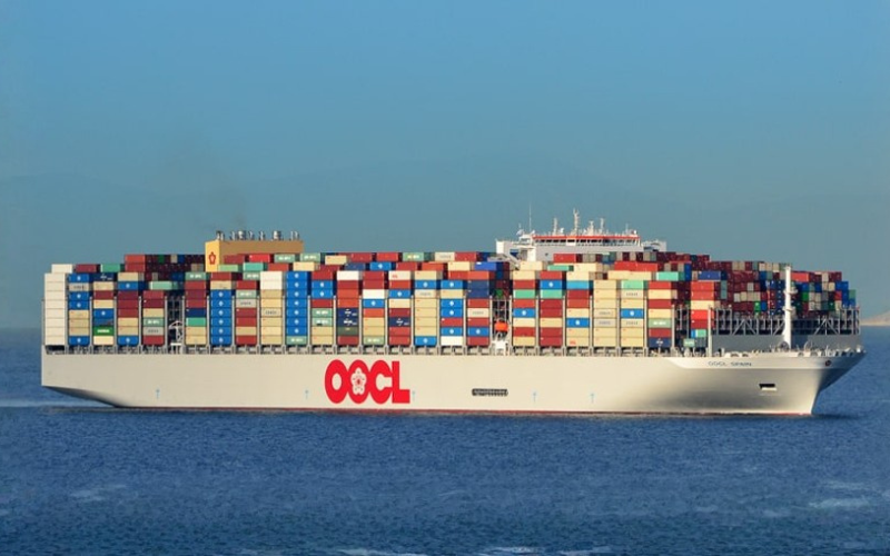 Tàu container cỡ lớn vận chuyển hàng hóa xuất nhập khẩu trên biển.