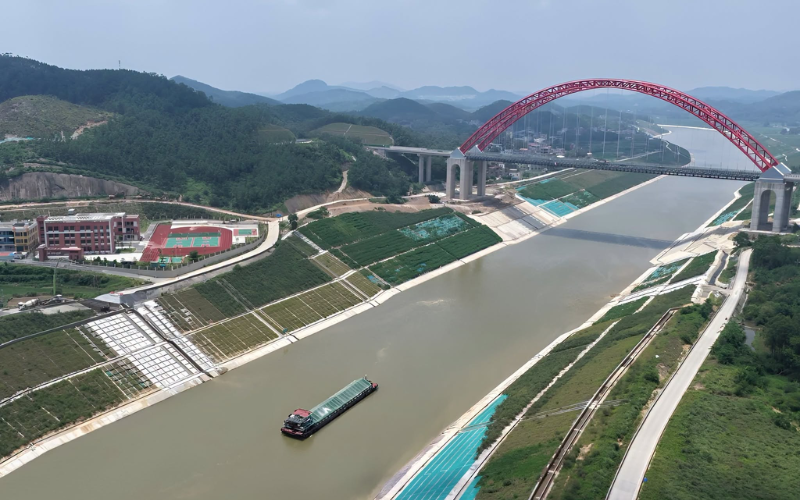 Test vessel passing through the Pinglu Canal in Guangxi