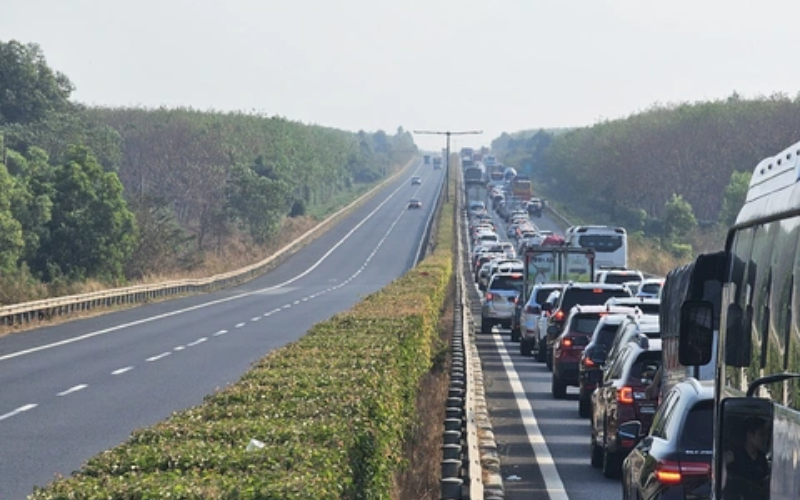 Hình ảnh ùn tắc giao thông trên tuyến đường cao tốc kết nối minh họa cho nguy cơ 'nút thắt cổ chai' ảnh hưởng đến tốc độ và hiệu quả vận chuyển nội địa.