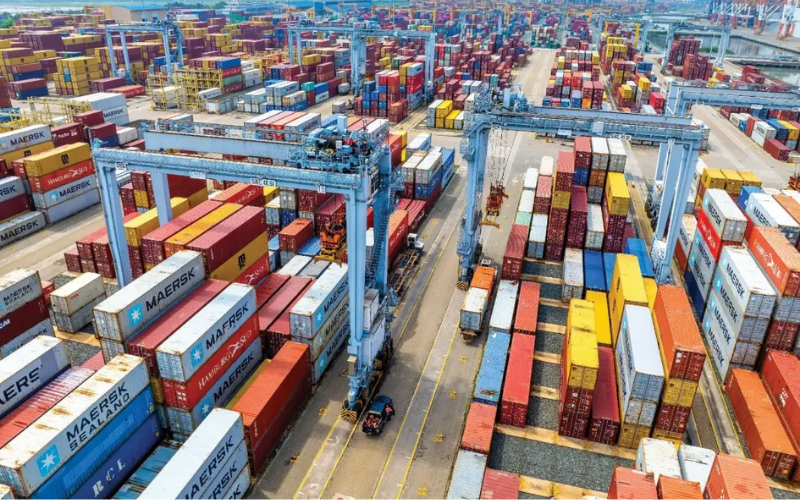 Thông quan hàng hóa nhanh chóng bằng dịch vụ khai báo hải quan giúp giảm chi phí lưu bãi container.