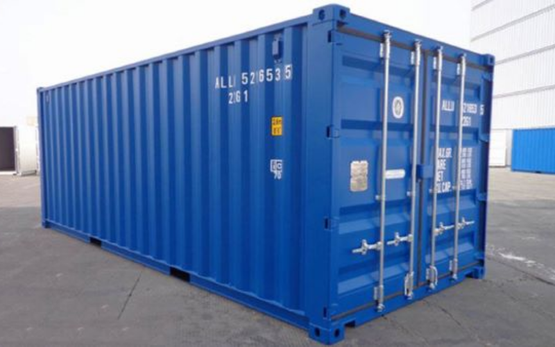 Container 20 feet khô tiêu chuẩn đang được xếp dỡ trong quy trình vận tải biển.