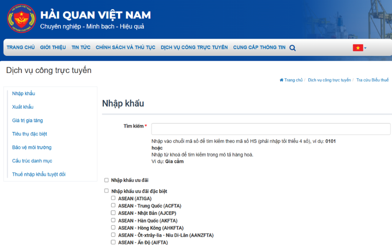 Nhân sự chuyên về thủ tục đang tra cứu mã HS code để điền các thông tin quan trọng trên tờ khai hải quan chuẩn xác