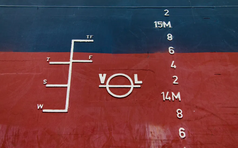 Chỉ số trọng tải toàn phần DWT của tàu vận tải hàng hóa bằng đường biển.