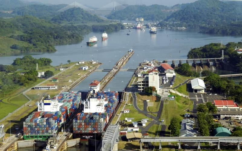 Tình trạng ùn tắc tàu biển tại hai đầu kênh đào Panama do giới hạn lượt thông quan.