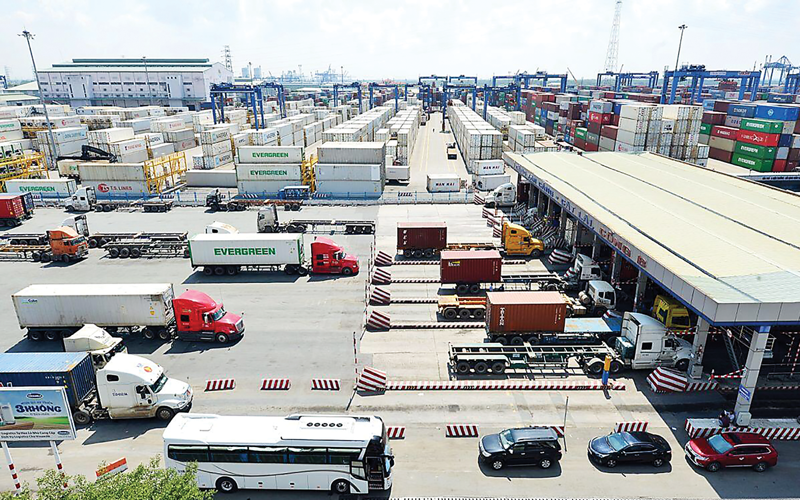 Xe container vận chuyển hàng hóa đường bộ trong chuỗi cung ứng vận tải đa phương thức nội địa.