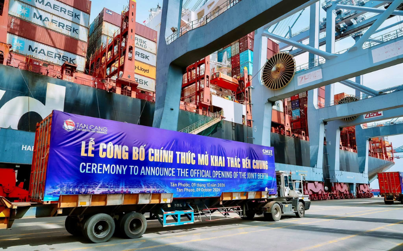Xe đầu kéo chở container hoạt động tại bến chung CMIT TCTT trong ngày công bố khai thác