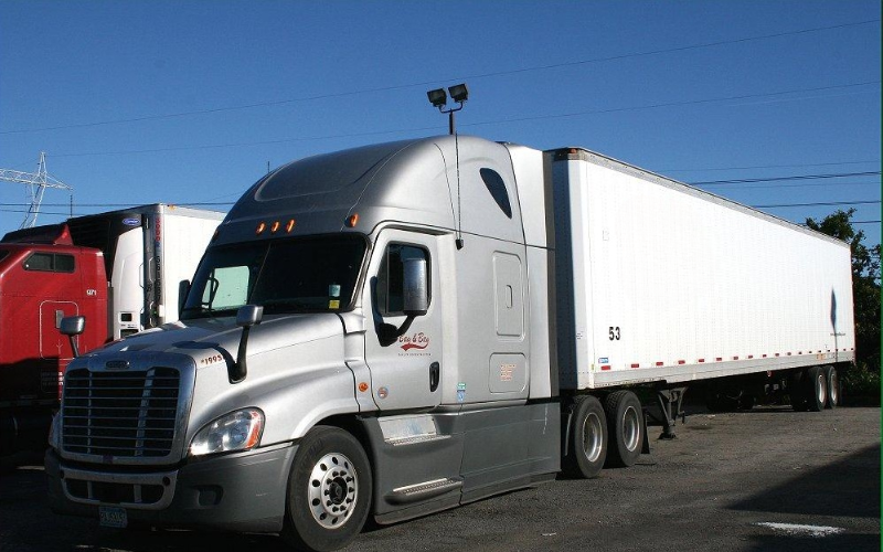 Xe đầu kéo sử dụng máy phát điện (Genset) vận chuyển container lạnh nội địa ra cảng xuất hàng.