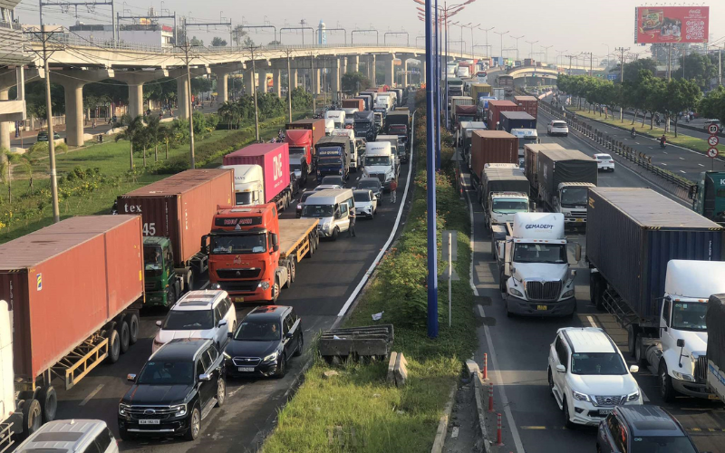 Đội xe tải đang thực hiện vận chuyển hàng hóa đường bộ nội địa trên đường dài, thường có chi phí cao.