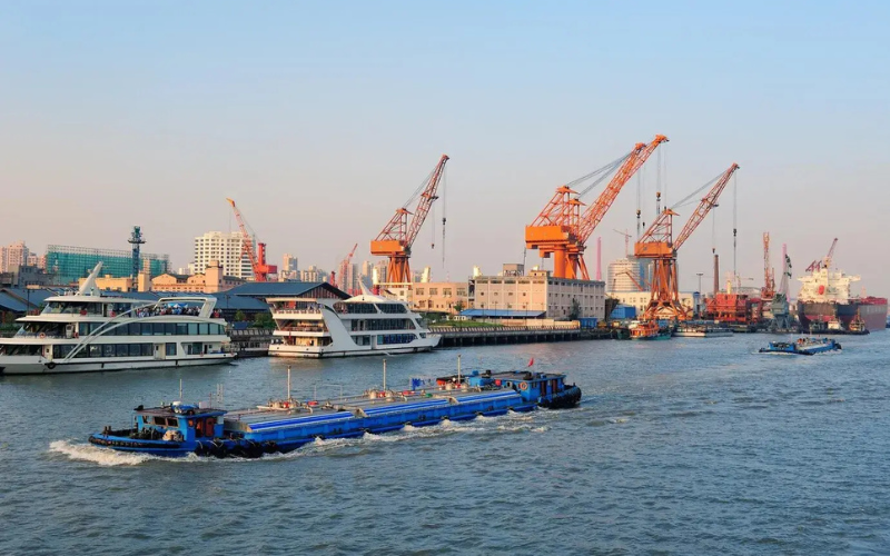 Xu Hướng Dịch Chuyển Sản Xuất Và Vận Tải Đường Biển