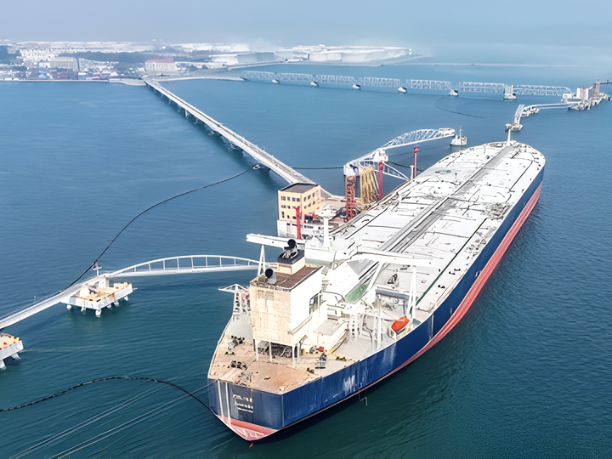 Giá Dầu Hạ Nhiệt Tại Hormuz, Vận Tải Biển Vẫn Tắc Nghẽn